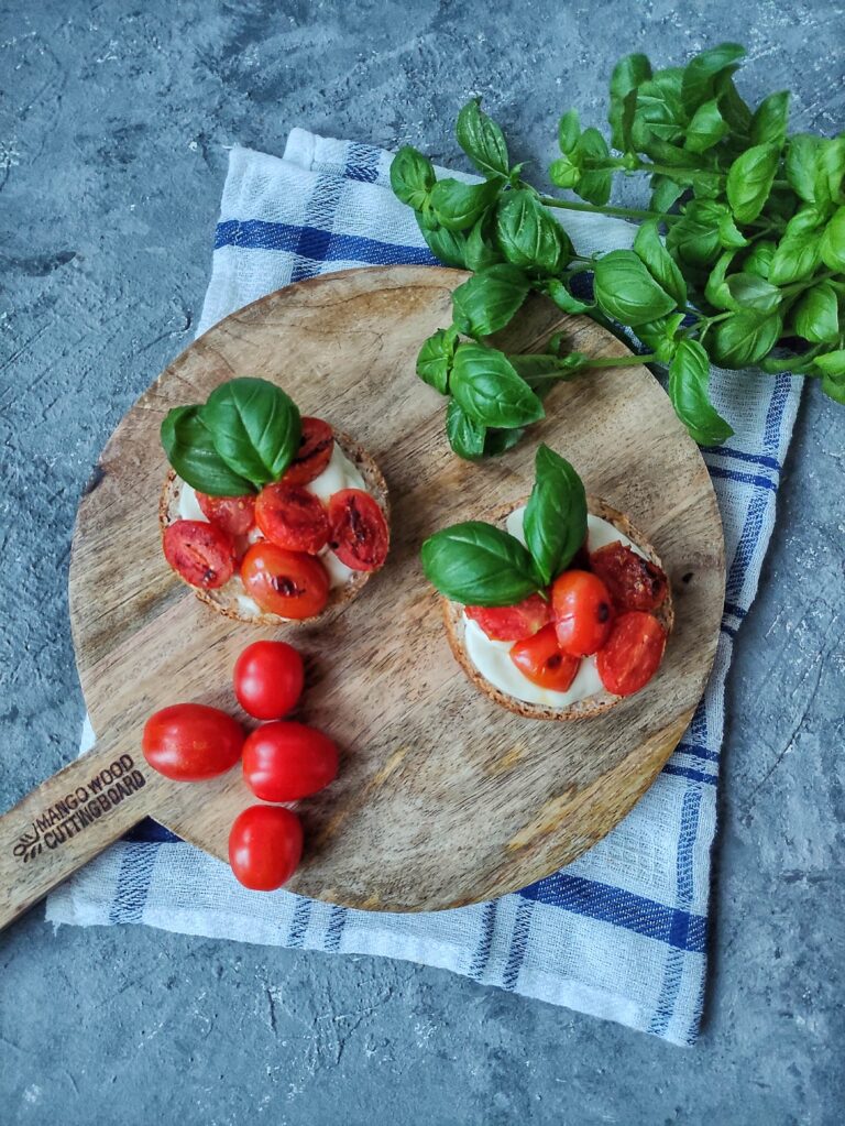 127. Grzanki z mozzarellą i pieczonymi pomidorkami-min (1)