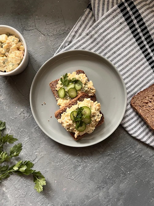 12. Kanapki z pastą jajeczną z szynką