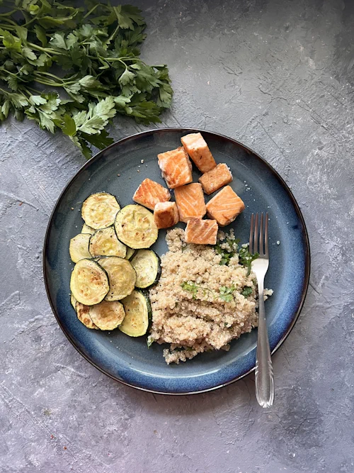 14. Pieczony łosoś z cytrynową cukinia