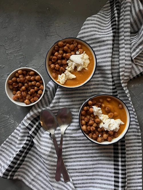 18. Zupa krem z dyni z chrupiącą ciecierzycą