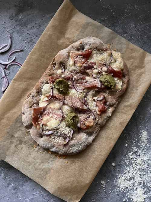 19. Pinsa z szynką włoską